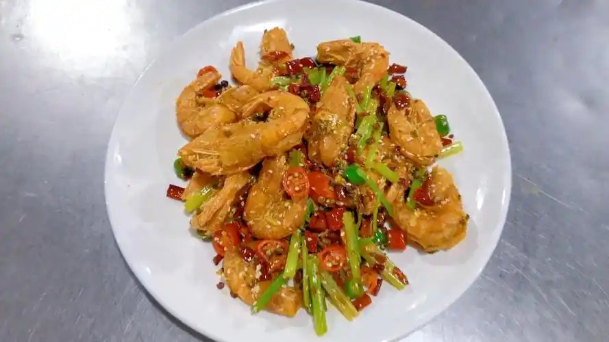 这才是酒店香辣炒虾最好吃的做法,壳脆肉嫩,香辣入味,一学就会-美食