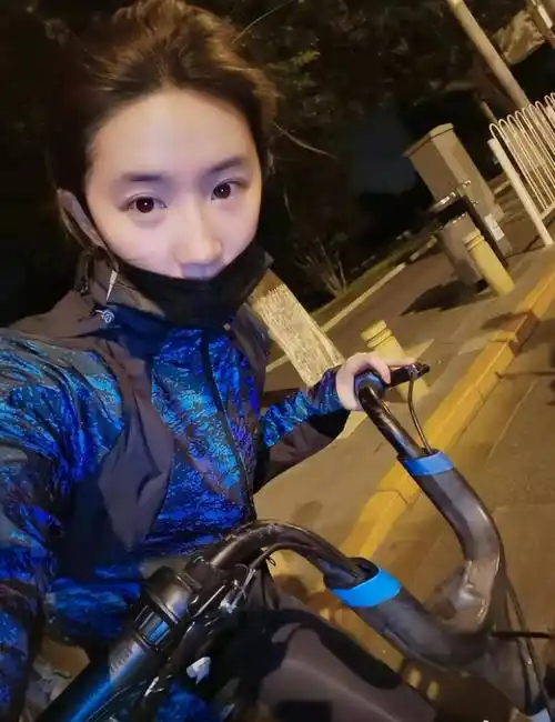 刘亦菲晒国庆出游照,戴墨镜披秀发造型养眼,肤白貌美身材超好_照片