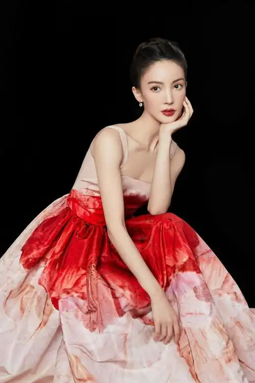 金晨穿浅粉泼墨长裙灿笑嫣然气质出众