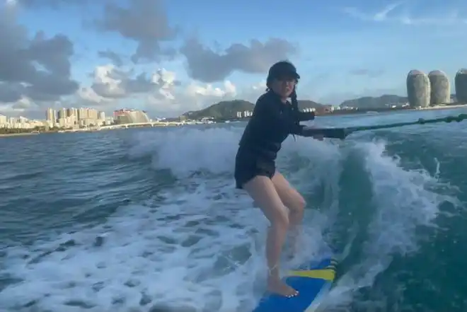 霍思燕穿泳装海上冲浪秀出一双白净细长腿落水后素颜精致抢镜