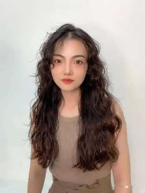 "羊毛烫",显瘦显发量巨时尚._发型