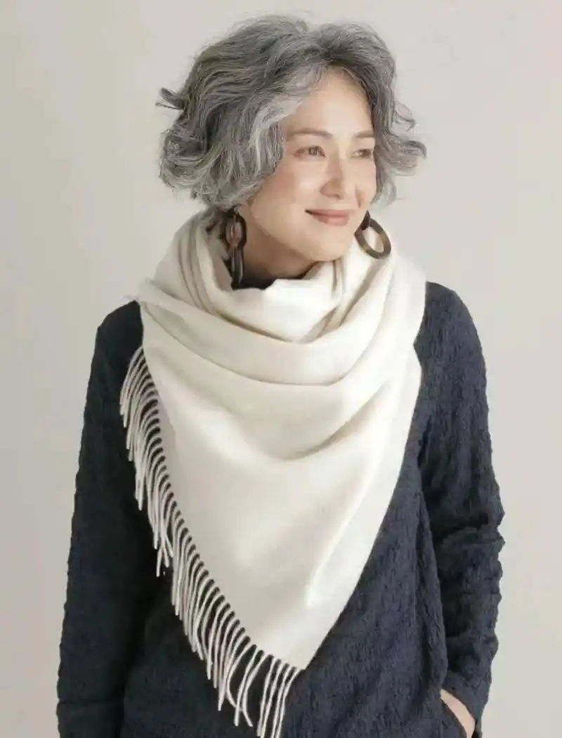 "国外奶奶"冬季穿搭惊艳:白发不染,穿衣时髦,老得优雅又时尚_衣服