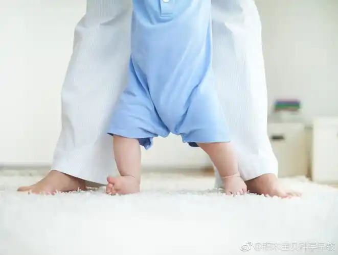 q:我家宝宝1岁2个半月,最近发现他走路是对脚尖的内八字