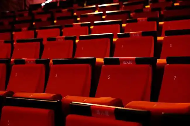 工作人员为东艺歌剧厅的观众席贴上隔座的标识.