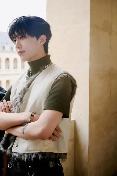 范丞丞亮相givenchy 2024春夏男装大秀的look__财经头条