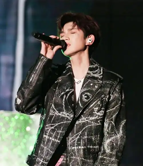 王源演唱会状况颇多亲妈被拦在门外女粉丝穿婚纱喊话结婚