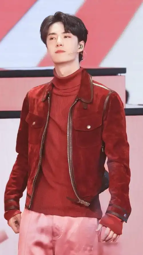 演员王一博帅气酷盖的红衣造型请看帅照