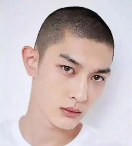 2019夏天最帅男生短发超短寸头发型图片