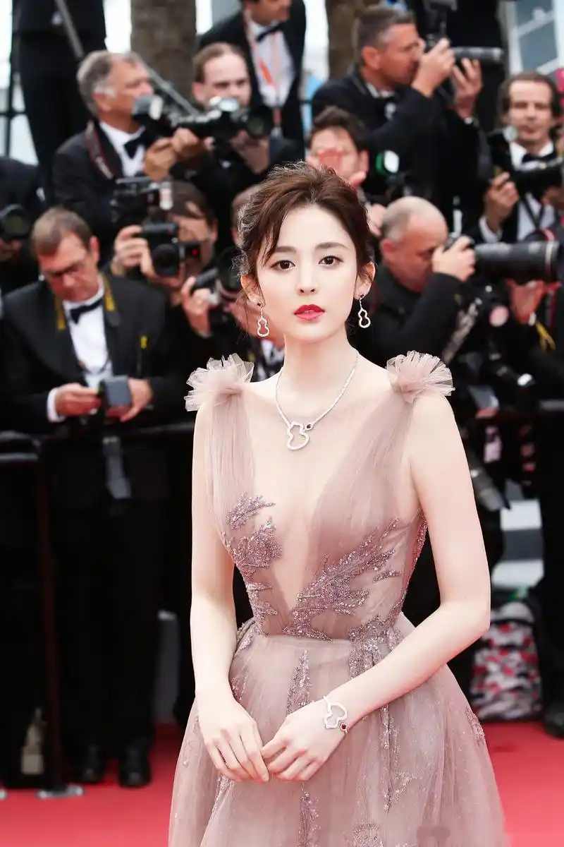 娜扎一袭浅紫色金丝花卉刺绣礼服亮相戛纳电影节法国本土电影首映礼