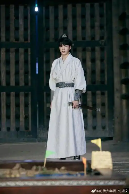 刘耀文古装造型好英气,鲜衣怒马少年郎,既有英雄的英姿飒爽又有少年的