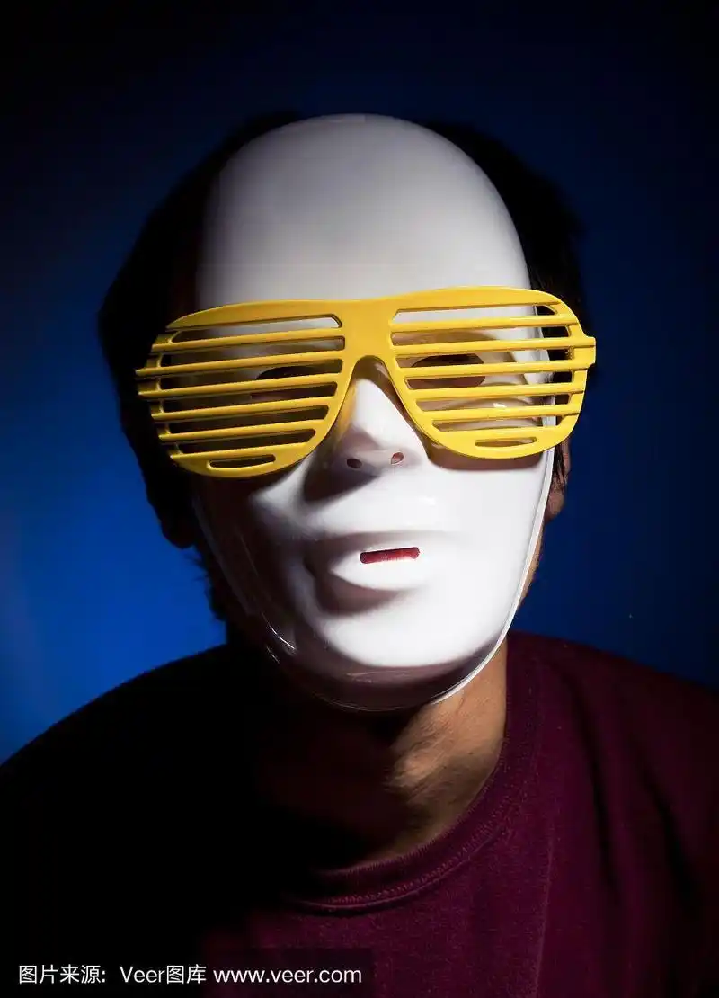 戴着白色面具的男人