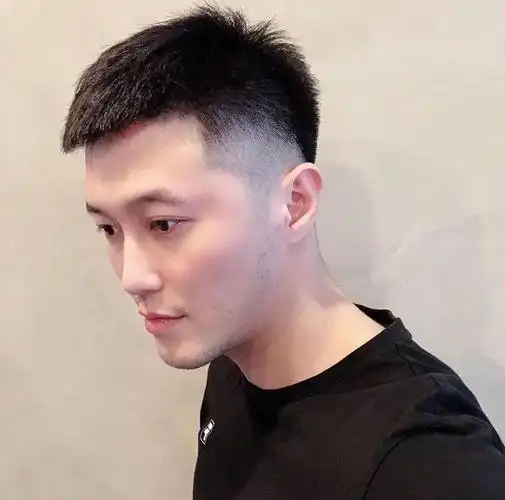 男生"两边剃光,中间留长"的发型,这4款很帅气,不要剪错了