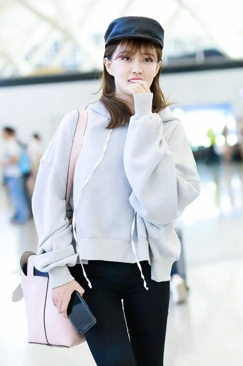 徐璐迈着轻盈的步伐现身机场,一身休闲打扮娇俏可爱