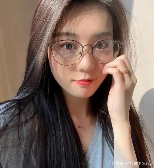 "戴眼镜"女生,建议学会5点化妆技能,不再怕被封印颜值和气质