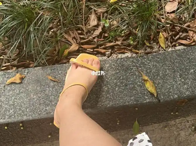 鞋突然坏了想光脚又怕笑真尴尬