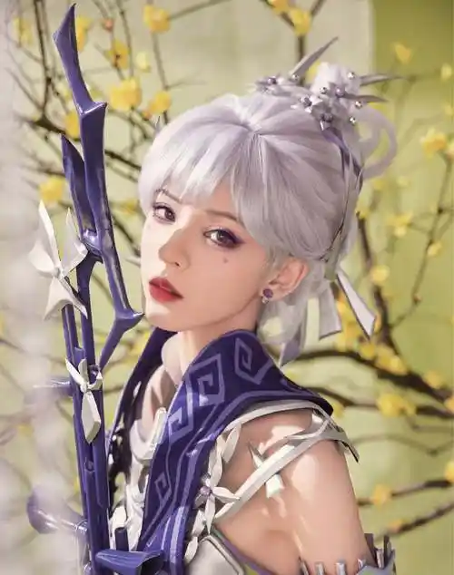 张天爱cos貂蝉,身穿粉红丝袜,裙口开到大腿,性感又美丽