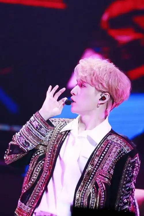 张艺兴金发侧颜