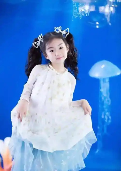 光看这组照片就知道,lucky堪称行走的表情包.