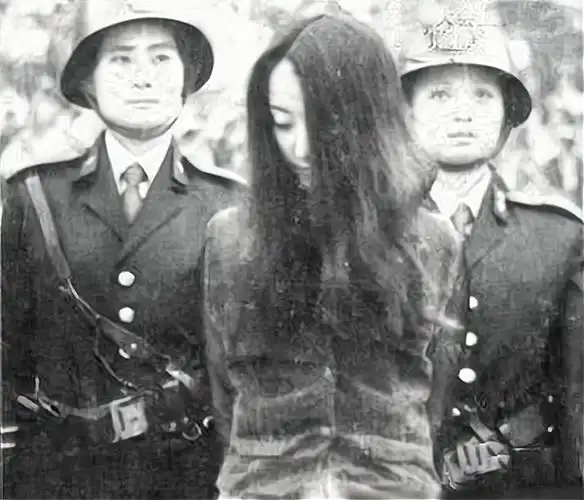 八十年代,有两名普通女子仿效西方思想,犯了流氓罪被执行枪决