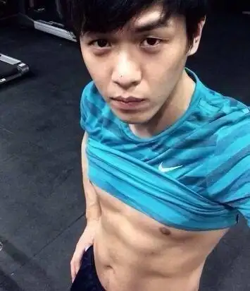 张若昀早年健身照曝光 腹肌线条格外的抢眼