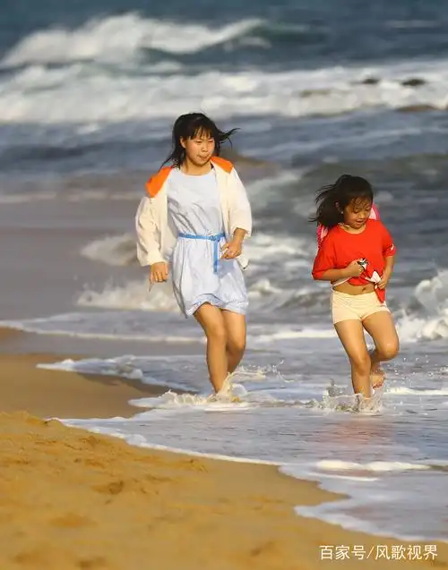 2月8日,小朋友在三亚海边戏水玩耍.