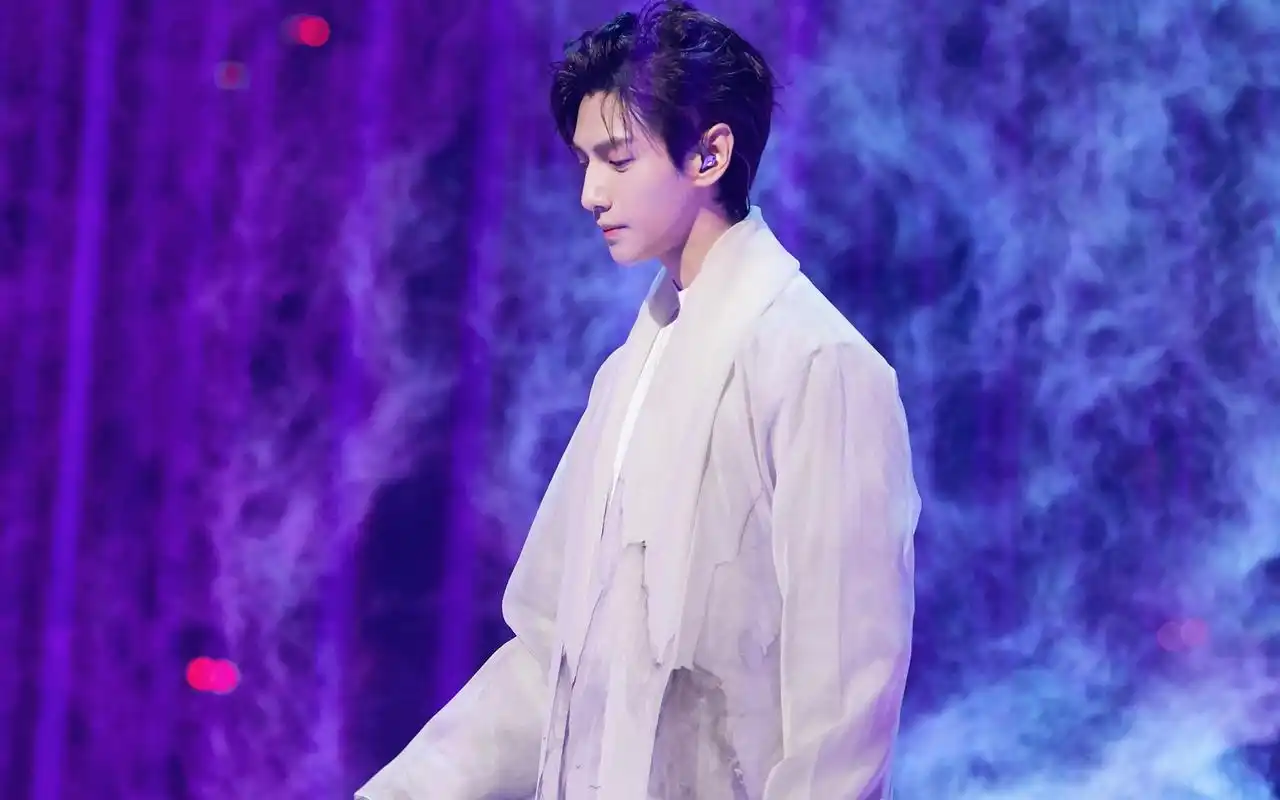 罗云熙英俊帅气写真桌面壁纸