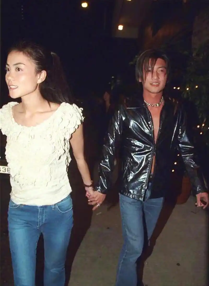 我的天啊[比心]王菲和谢霆锋机场牵手,姐出来秀恩爱啦[比心]王菲身穿