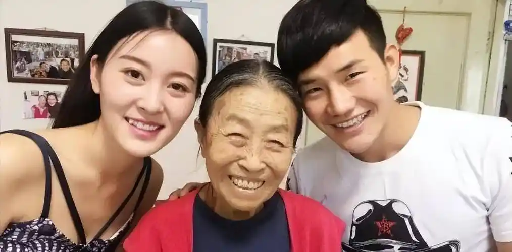 张少华病逝1年多,秃顶丈夫的痴爱令人泪目,守着40平小屋过余生_张惠宝