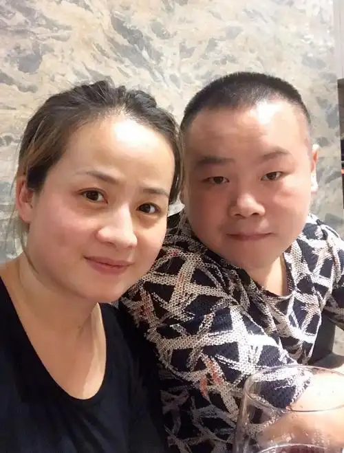 岳云鹏和老婆现身机场老婆郑敏婚后直线发福身材媲美小岳岳