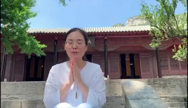 女子祈愿山东大灵岩寺禅堂早日修建 供全球信众前来修行