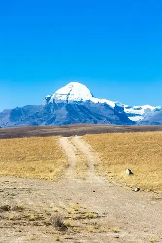 世界各地探险家攀登珠峰不惜付出生命为何无人敢登冈仁波齐