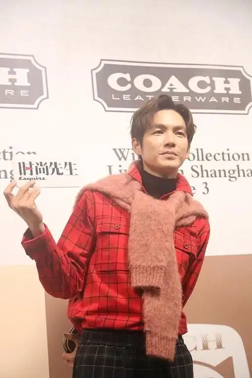 钟汉良不愧是"不老男神",穿搭格纹休闲装好绅士,男友力爆棚