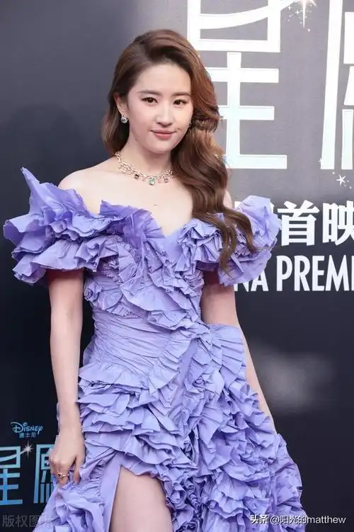 刘亦菲紫色荷叶边礼服白色高跟鞋优雅浪漫