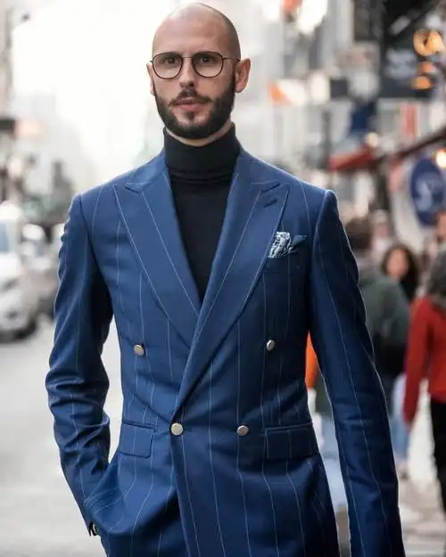 蓝色竖纹西服让你在人群中脱颖而出