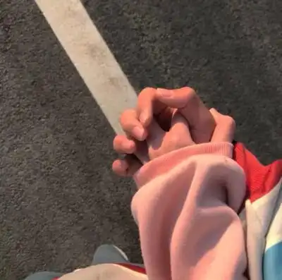 情侣一对牵手