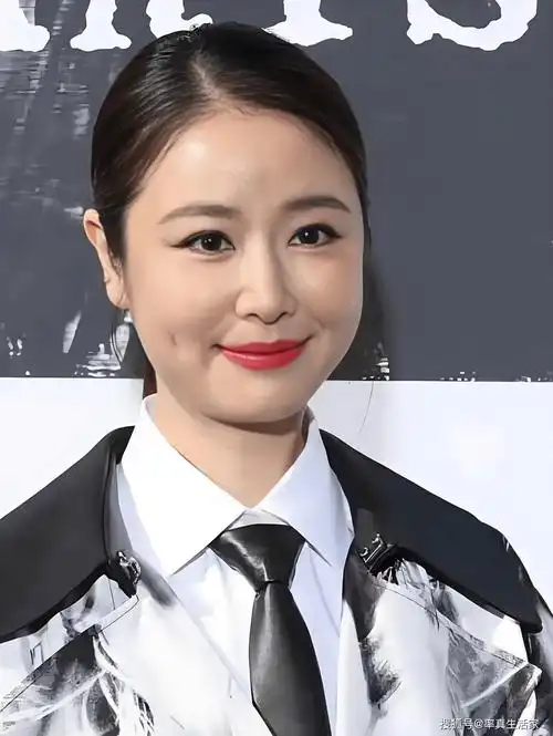 林心如在澳门逛服装店,皮肤细腻很有少女感,真看不出已经49岁了