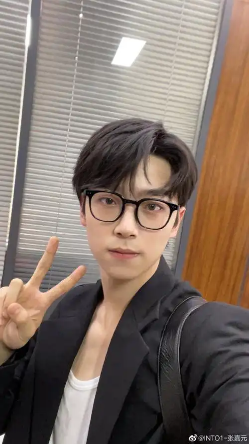 张嘉元黑框眼镜自拍##张嘉元晒和尹浩宇下班照