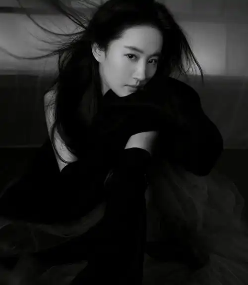 刘亦菲杂志封面大片酷飒高冷秒变御姐魅力可人