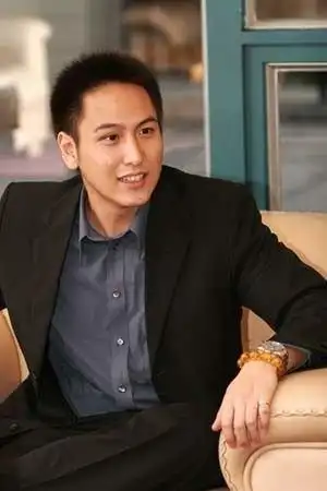 汤珈铖四岁随母亲拍戏,15岁进入股市圈,大玩股票至今未失过手,被香