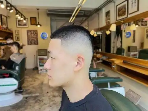 能剪这4款"两边剃光"发型的男生,颜值都不会差