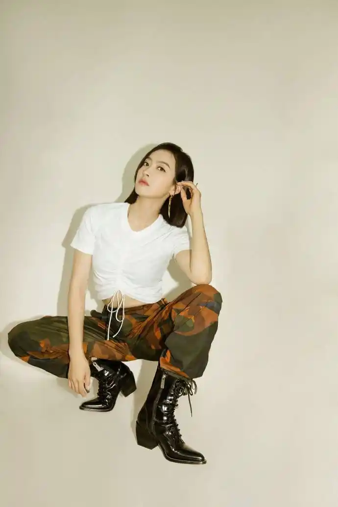 宋茜参加彩排,穿白t搭配条纹细节运动裤,青春活泼美少女本人!