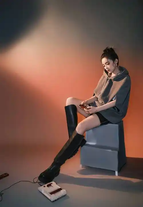 搜狐娱乐讯 1月29日,娜扎工作室晒出了一组古力娜扎的新造型图.1/8