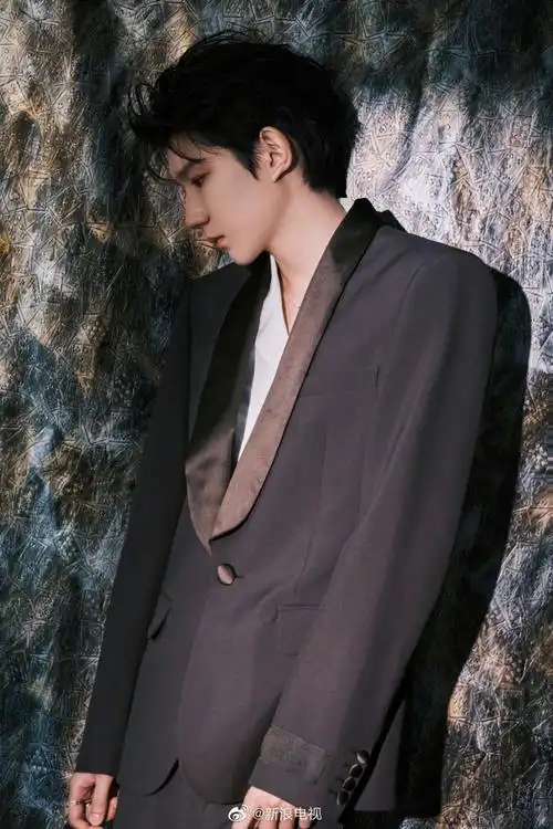 照片中的王源身穿西装搭配白色内衬