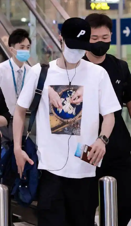 王一博出门看秀,身穿白色t恤,背包里挂着外套前往机场,清爽男高音