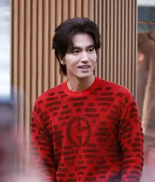 言承旭成都太古里活动,其实脖子能看出来年纪不小了,但还是好帅