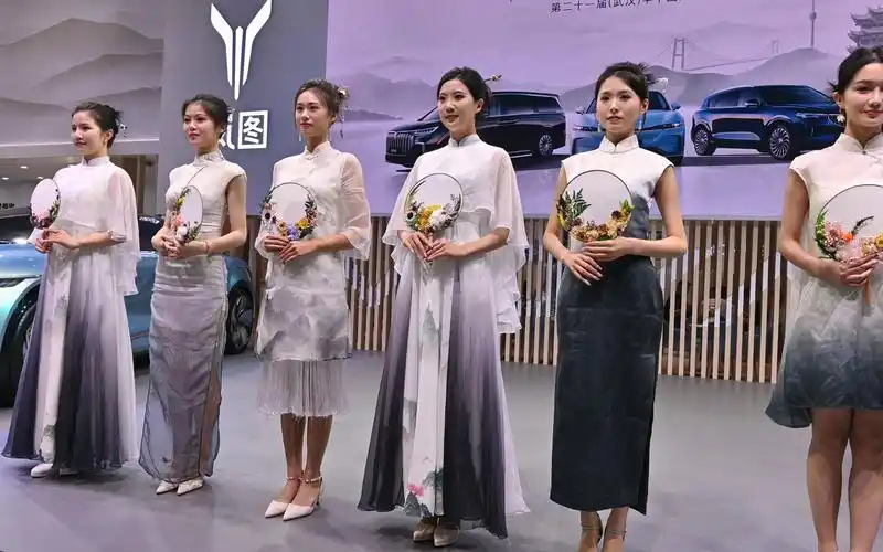 岚图展台 国风旗袍车模走秀 武汉华中国际车展