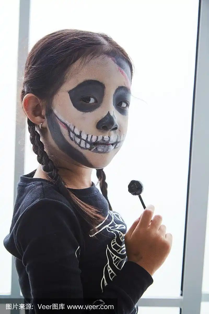 小女孩穿着万圣节僵尸装在家