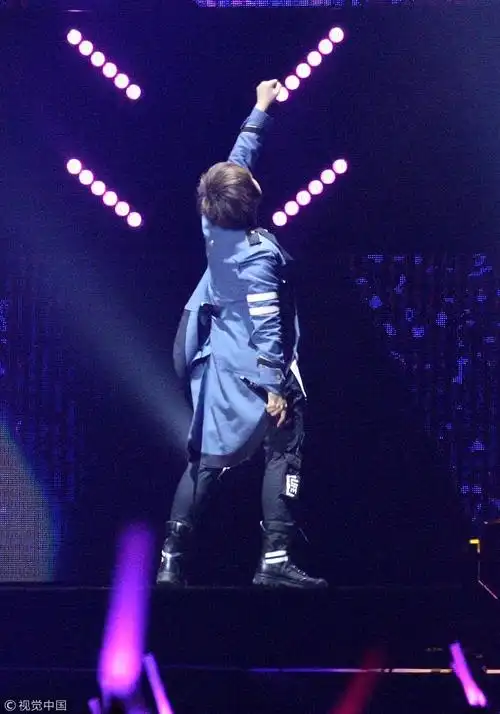 五月天演唱会粉丝饱满人气高阿信背朝观众拳头冲天似要起飞