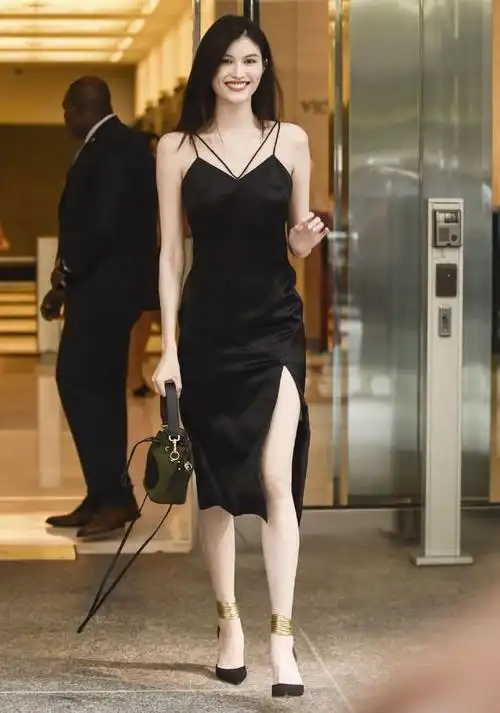 何穗在脚上戴2个金刚圈秀腿果真秀出大长腿女生学着点