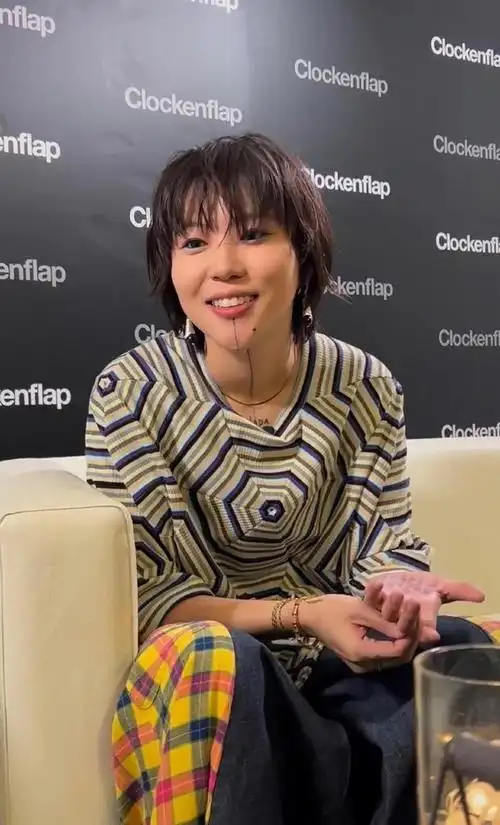 窦靖童的打扮引起了人们的广泛关注,她敢于打破常规,展现了自己独特的